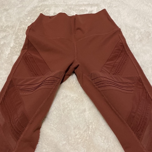 Beautiful ALO yoga leggings in like new condition - Picture 3 of 3